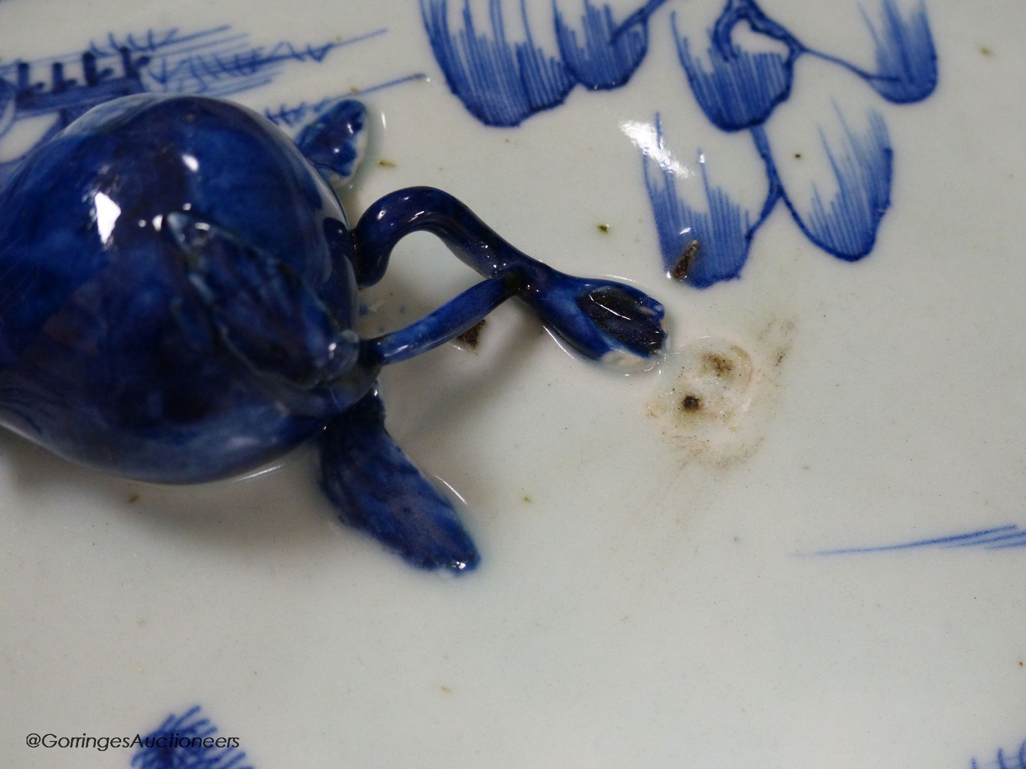 A Chinese export blue and white tureen, lotus handles, 24cm